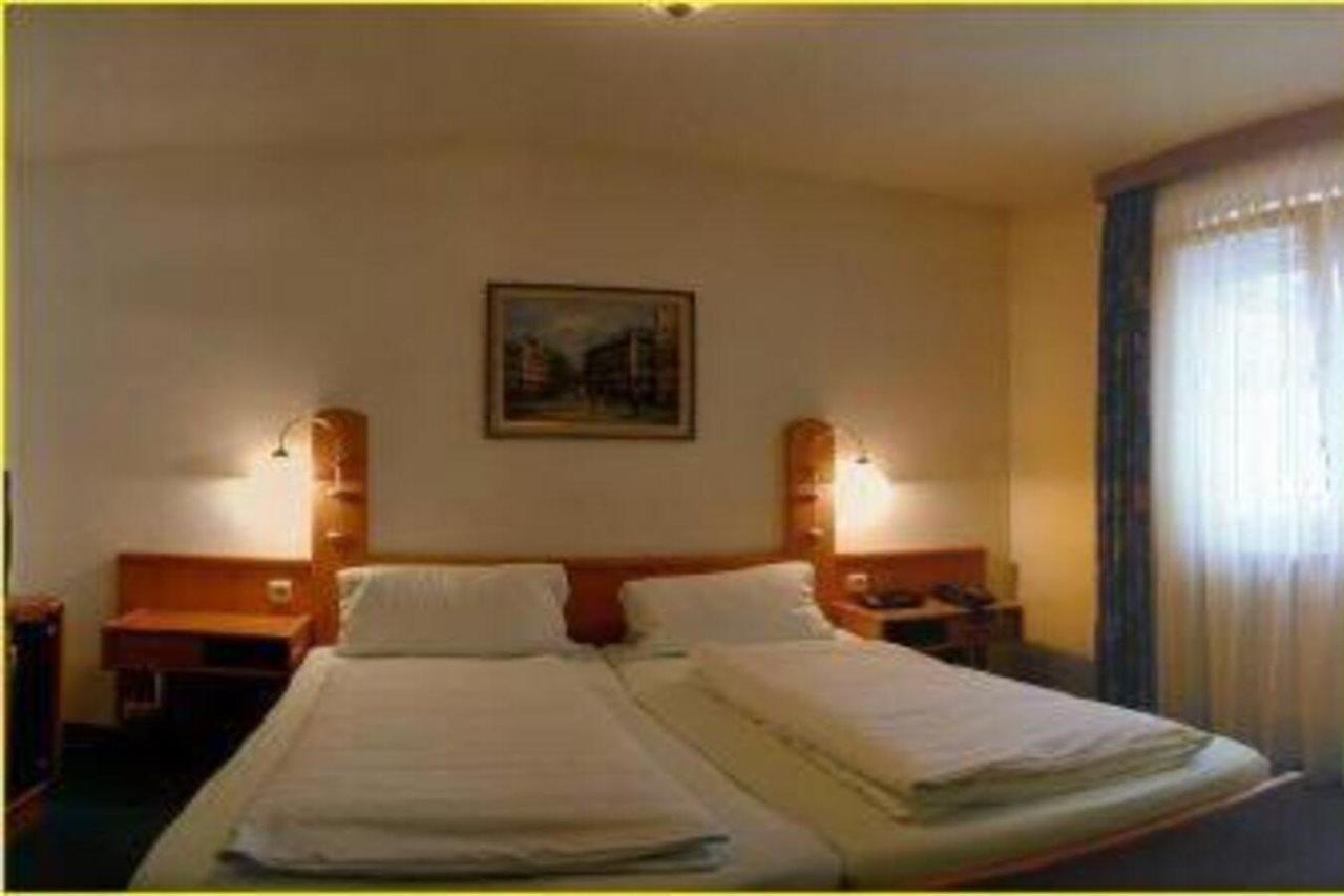 Hotel Domino Hanau Esterno foto